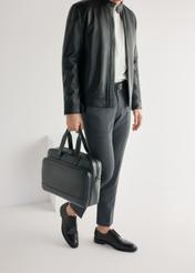 Чоловіче чорне шкіряне взуття BUTYM-0500-99(W25), вигляд виробу збоку на ногах моделі.