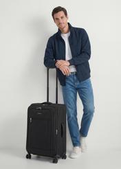 Середня валіза на колесах WALNY-0046-99-24(W26), діагональний вигляд виробу поруч із силуетом моделі.