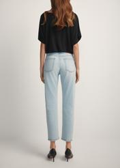 Світло-блакитні жіночі джинси JEADT-0011-7A(W26), вигляд виробу ззаду на моделі. Видно половину силуету.