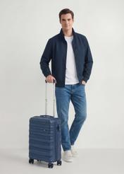 Маленька валіза на колесах WALPC-0015-7D-19(W26), вигляд виробу спереду поруч із силуетом моделі.