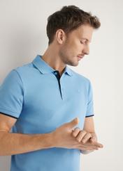 Синя бавовняна футболка-поло POLMT-0045B-7B(W26), крупний план виробу на силуеті моделі.