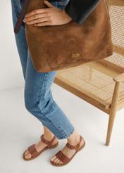 Жіночі шкіряні сандалі коньячного кольору BUTYD-1263-1F(W26), вигляд виробу зверху на ногах моделі, на світлому фоні.