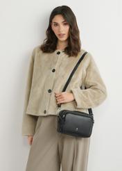 Маленька чорна шкіряна жіноча сумочка TORES-1023A-99(W26), вигляд виробу спереду на плечі моделі. Видно половину силуету.