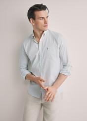 Чоловіча бавовняна сорочка в клітинку KOSMT-0277-8F(W26), вигляд виробу спереду на моделі. Видно половину силуету.