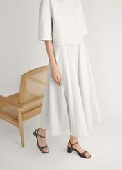 Темно-коричневі шкіряні босоніжки на блочному каблуці BUTYD-1234-1IW26), вигляд виробу збоку на ногах моделі.