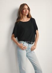 Жіноча чорна блузка в рубчик BLUDT-0170-99(W25), вигляд виробу спереду на моделі. Видно половину силуету.