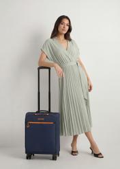 Середня валіза на колесах WALNY-0045-7D-24(W26), вигляд виробу спереду поруч із силуетом моделі.