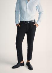 Чорне чоловіче шкіряне взуття BUTYM-0512-99(Z25), вигляд виробу спереду на ногах моделі на світлому фоні.