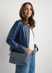 Темно-синя замшева жіноча сумка TORES-1249-7C(W26), вигляд виробу на плечі моделі. Видно половину силуету.