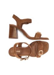 Zamszowe sandały w kolorze camelu BUTYD-1230-1D(W26)