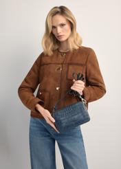 Маленька темно-синя сумочка зі шкіри під крокодила TORES-1231-7D(W26), вигляд виробу в руках моделі. Видно половину силуету.