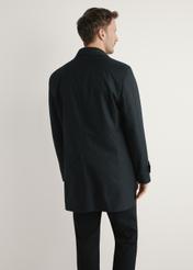 Чоловіча чорна утеплена куртка KURMT-0408-99(W26), вигляд виробу зі спини на моделі. Видно половину силуету.