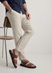 Чоловічі шкіряні сандалі коньячного кольору BUTYM-0537-1F(W26), вигляд виробу збоку на ногах моделі.