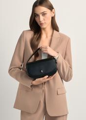 Маленька чорна жіноча сумка-месенджер TOREC-1185-99(W26), вигляд виробу в руках моделі. Видно половину силуету.