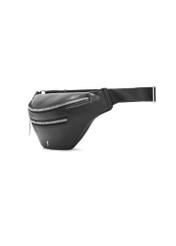 Чорна жіноча поясна сумка зі штучної шкіри TOREC-1190-99(W26), діагональний вигляд виробу на білому фоні.