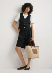 Велика жіноча солом'яна сумка TOREC-1229-1E(W26), вигляд виробу, який тримає модель у руці, на світлому фоні. Видно весь силует.