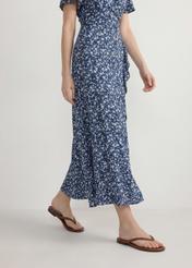 Жіночі шкіряні шльопанці кольору верблюжої шкіри BUTYD-1271-1D(W26), вигляд виробу збоку на ногах моделі.