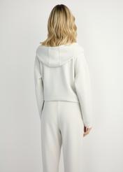 Світло-бежева жіноча толстовка з капюшоном BLZDT-0111A-1A(W26), вигляд виробу ззаду на моделі. Видно половину силуету.