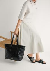 Жіночі чорні шкіряні шльопанці BUTYD-1269-99(W26), вигляд виробу збоку на ногах моделі.