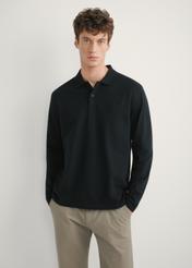 Чоловіча чорна футболка з лонгслівом та коміром LSLMT-0011-99(W26), вигляд виробу спереду на моделі. Видно половину силуету.