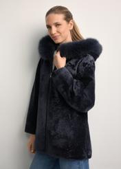 Жіноча двостороння шкіряна дублянка KOZDS-0094-1397(Z25), вигляд виробу спереду на моделі. Видно половину силуету.