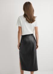 Кремова жіноча футболка з перлами TSHDT-0158-0B(W26), вигляд виробу ззаду на моделі. Видно половину силуету.