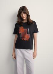 Чорна жіноча футболка з принтом TSHDT-0146-99(Z25), вигляд виробу спереду на моделі. Видно половину силуету.