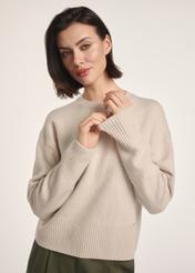 Бежевий жіночий светр SWEDT-0242-80(Z25), вигляд виробу спереду на моделі. Видно половину силуету.