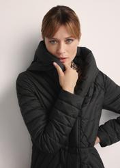 Чорна жіноча стьобана куртка KURDT-0524-99(Z25), крупний план деталі виробу на моделі.