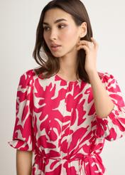 Рожева квіткова віскозна сукня SUKDT-0271-5P(W26), вигляд виробу спереду на моделі. Видно половину силуету.