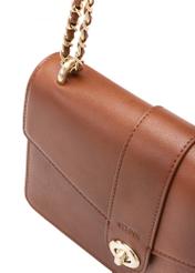 Коричнева жіноча сумка-месенджер TOREC-1137-1F(W26), крупний план деталі виробу на білому фоні.