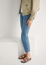 Жіночі шльопанці з верблюжої шкіри BUTYD-1161-1D(W26), вигляд виробу збоку на ногах моделі.