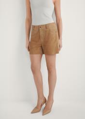 Жіночі бежеві шкіряні шорти SPODS-0035-1B(W26), вигляд виробу спереду на моделі. Видно половину силуету.