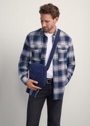 Темно-синя чоловіча поясна сумка TORMN-0384-69(Z25), вигляд виробу на моделі. Видно половину силуету.