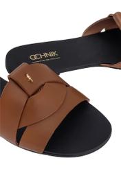 Жіночі плетені шльопанці кольору верблюжого волокна BUTYD-0903C-1D(W26), крупний план деталі виробу на білому фоні.