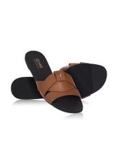 Жіночі шльопанці верблюжого кольору з тасьмою BUTYD-0903C-1D(W26), діагональний вигляд виробу на білому фоні.