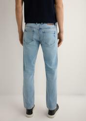 Чоловічі сині джинси JEAMT-0021-7B(W26), вигляд виробу ззаду на моделі. Видно половину силуету.