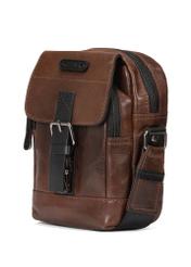 Чоловіча коричнева шкіряна сумка з клапаном TORMS-0105-1H(W26), діагональний вигляд виробу на білому тлі.