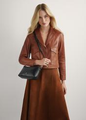 Маленька чорна шкіряна жіноча сумочка TORES-1241-99(W26), вигляд виробу на плечі моделі. Видно половину силуету.