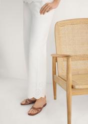 Жіночі шльопанці з верблюжої шкіри BUTYD-1227-1D(W26), вигляд виробу збоку на ногах моделі.