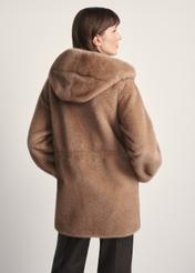 Бежева жіноча хутряна шуба з капюшоном FUTDP-0062-81(Z25), вигляд виробу ззаду на моделі. Видно половину силуету.