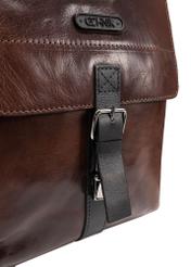 Коричнева чоловіча шкіряна сумка TORMS-0104-1H(W26), крупний план деталі виробу на білому фоні.