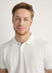 Кремова бавовняна футболка-поло POLMT-0045B-0B(W26), крупний план виробу на силуеті моделі.