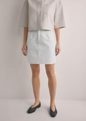 Кремова джинсова міні-спідниця SPCDT-0126-0B(W26), вигляд виробу спереду на моделі. Видно половину силуету.