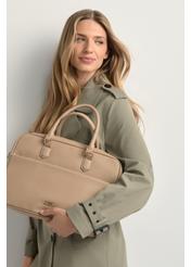 Бежева жіноча сумка для ноутбука TOREC-1209-1B(W26), вигляд виробу в руках моделі. Видно половину силуету.