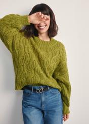 Жіночий лаймово-зелений светр SWEDT-0236-84(Z25), вигляд виробу спереду на моделі. Видно половину силуету.
