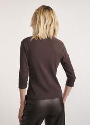 Коричнева жіноча блузка з V-подібним вирізом LSLDT-0036-90(Z25), вигляд виробу зі спини на моделі. Видно половину силуету.