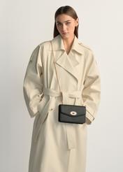 Маленька чорна жіноча сумочка TOREC-1141-9I(W26), вигляд виробу на плечі моделі. Видно половину силуету.