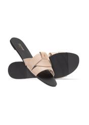 Бежеві жіночі шльопанці з тасьмою BUTYD-0903C-1B(W26), діагональний вигляд виробу на білому фоні.