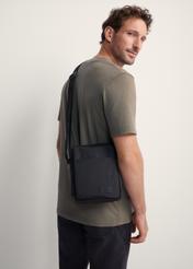 Чорна чоловіча сумка TORMN-0384-99(Z25), вигляд виробу на моделі. Видно половину силуету.